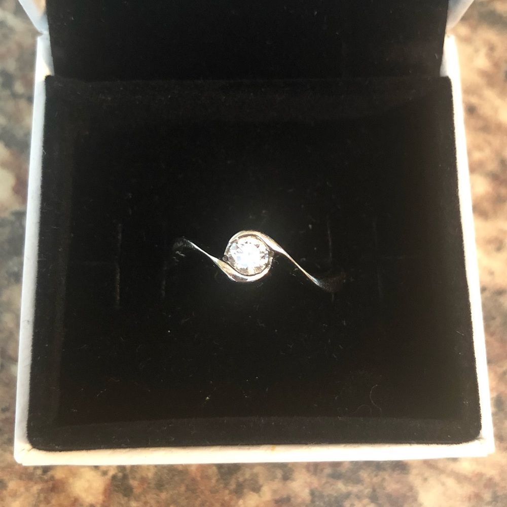 14K White Gold w/ Diamond Ring